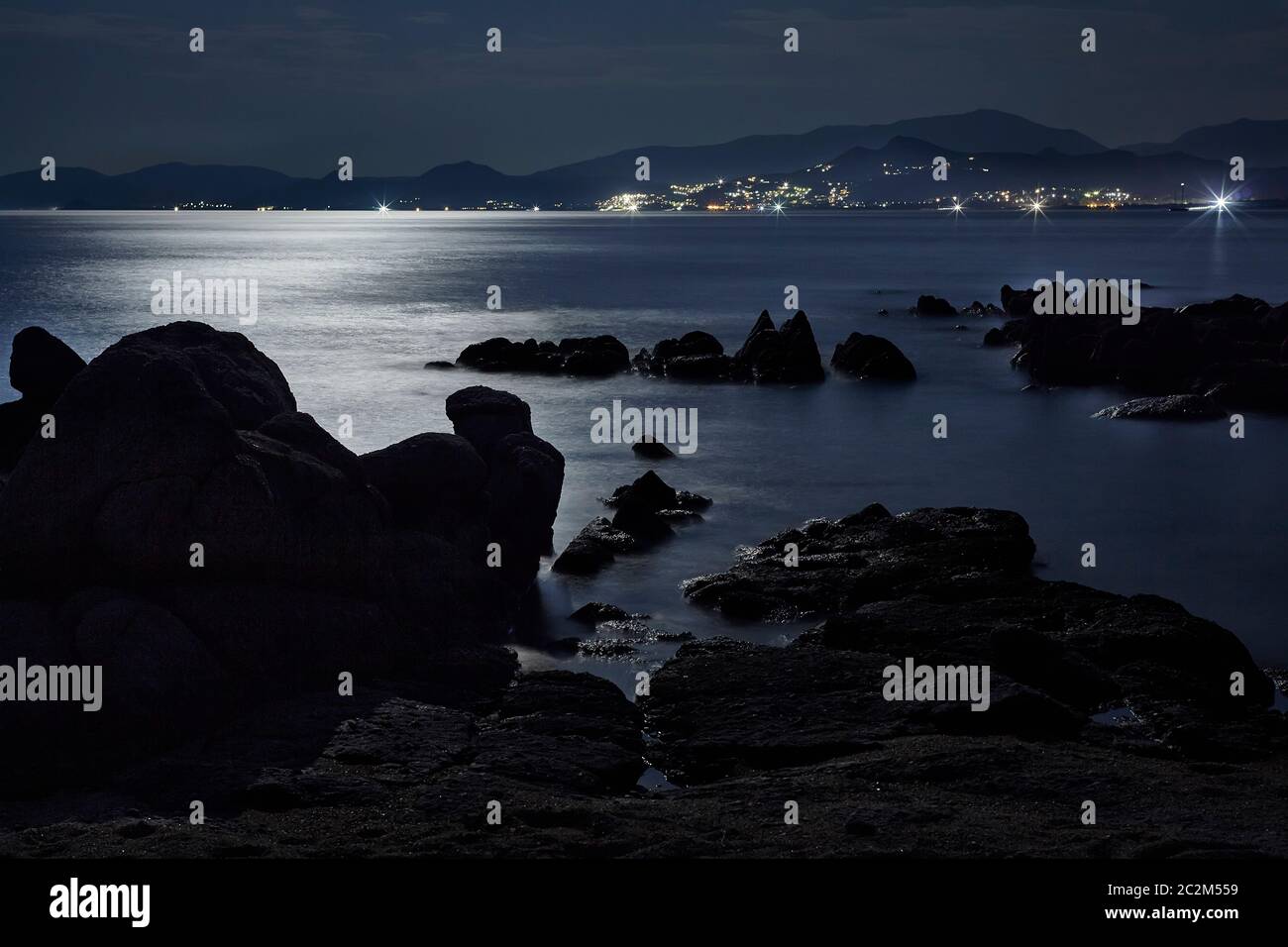 Felsen im Meer durch das reflektierte Licht des Mondes beleuchtet eingetaucht sind die Protagonisten in diesem herrlichen Panorama von Capo Ferrato Strand in der Stockfoto