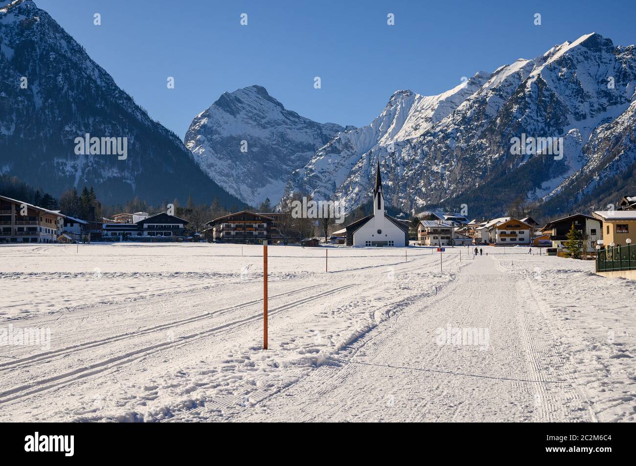 Langlaufloipe durch das Tourismusdorf Pertisau in Tirol Stockfoto