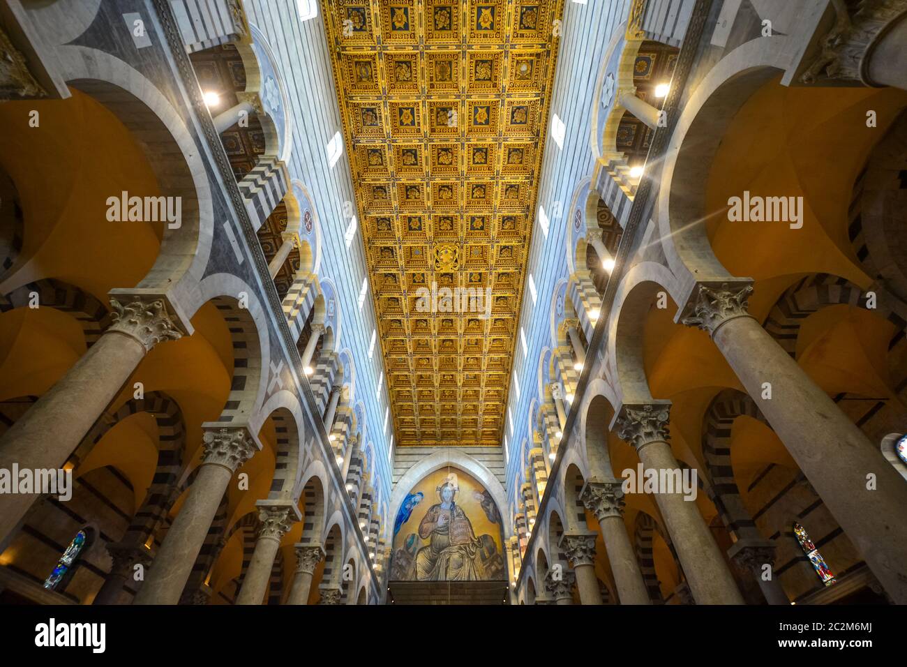 Innendecke und Säulen des Doms auf der Piazza dei Miracoli in der toskanischen Stadt Pisa, Italien Stockfoto