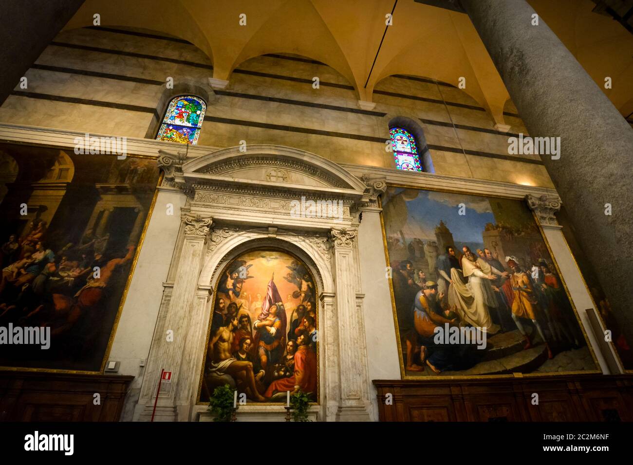 Renaissance religiöse Gemälde an der Seite Altar in der Kathedrale von Pisa in Pisa, Italien zeigt die gotische Interieur und Buntglasfenster Stockfoto