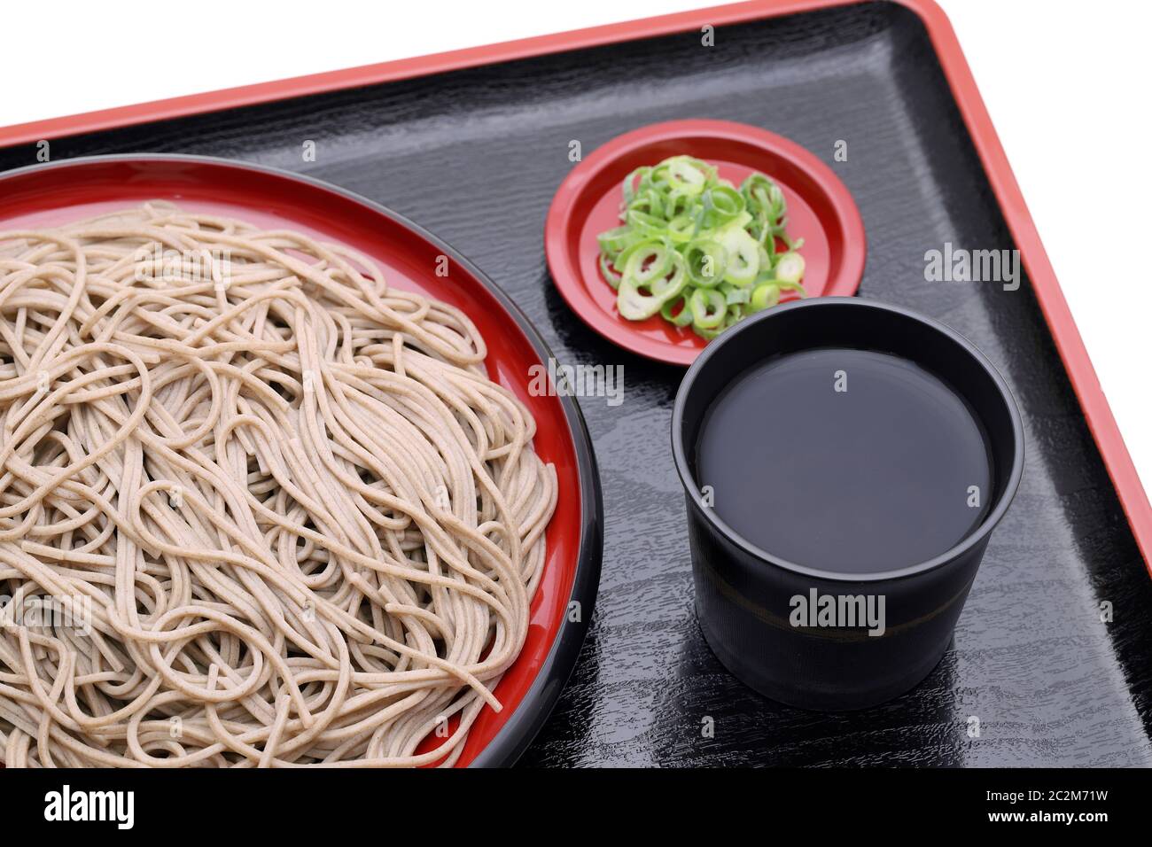 Japanische Zaru Soba Nudeln auf Holzplatte auf weißem Hintergrund Stockfoto