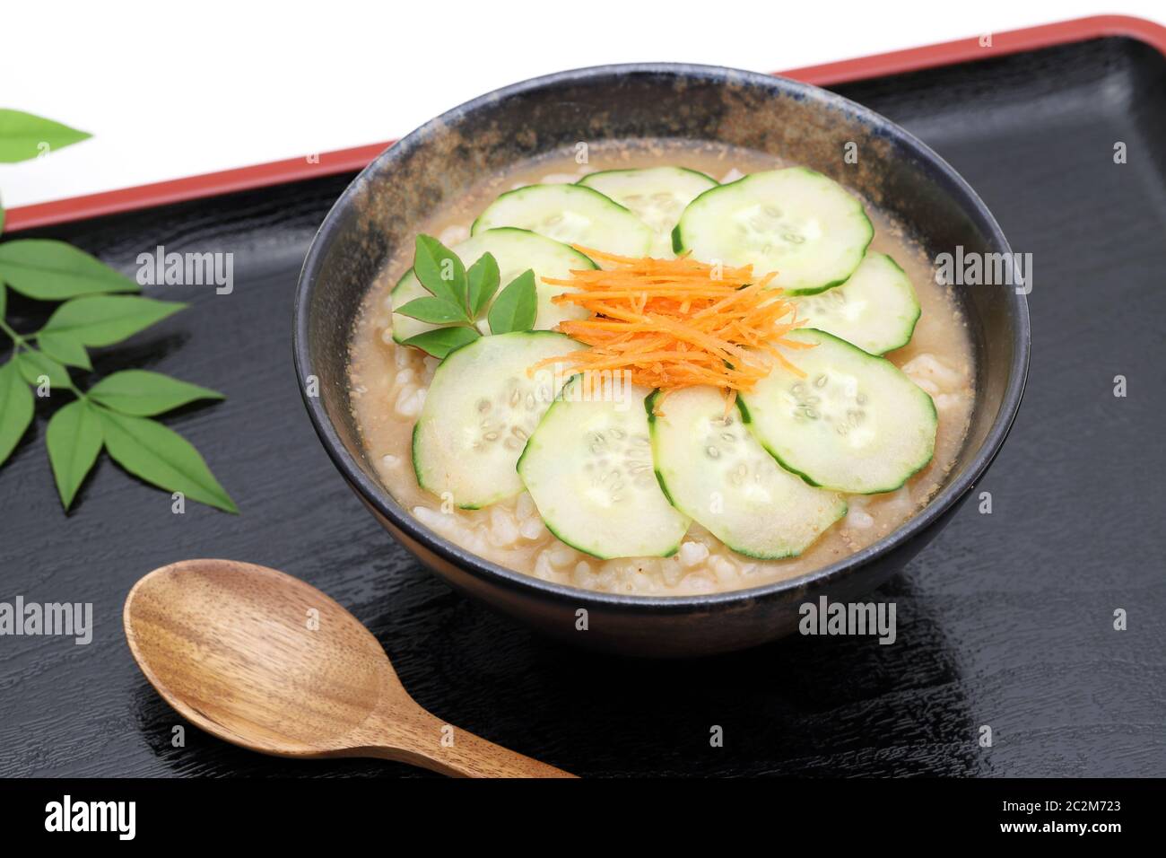 Japanische Essenstablett mit sautierten Rindfleisch mit Salat, Reis und Suppe  Stockfotografie - Alamy