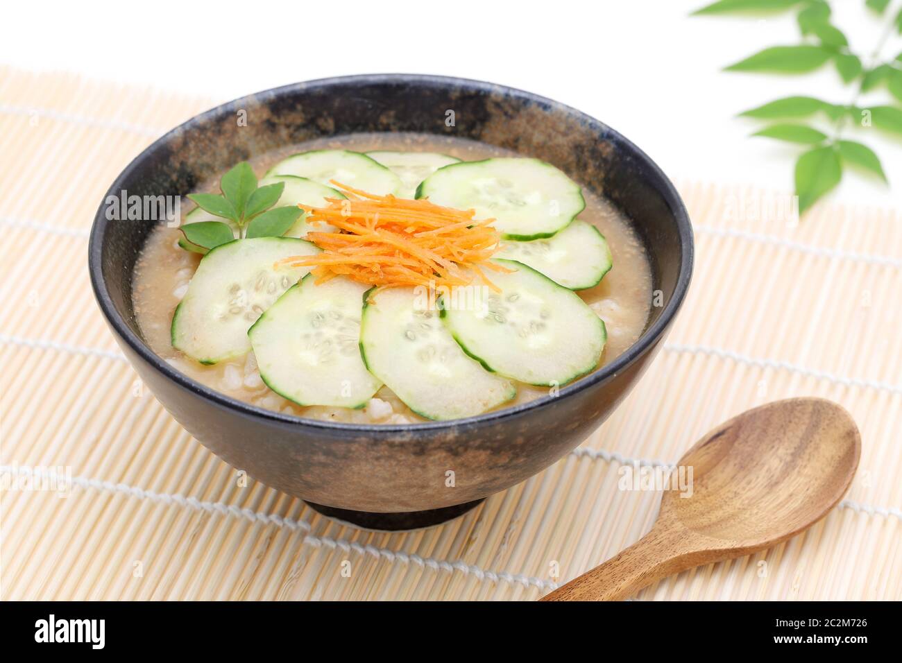 Japanische Hiyajiru kalte Miso-Suppe auf dem Esstisch Stockfoto