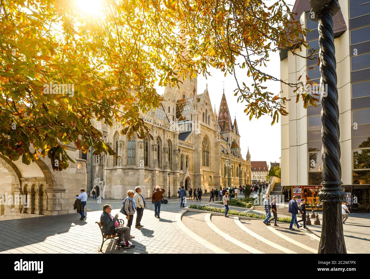 Nachmittag am Budapest Ungarn Burg Bezirk außerhalb der Fischerbastei mit St. Matthias Kirche und Touristen zu Fuß Stockfoto