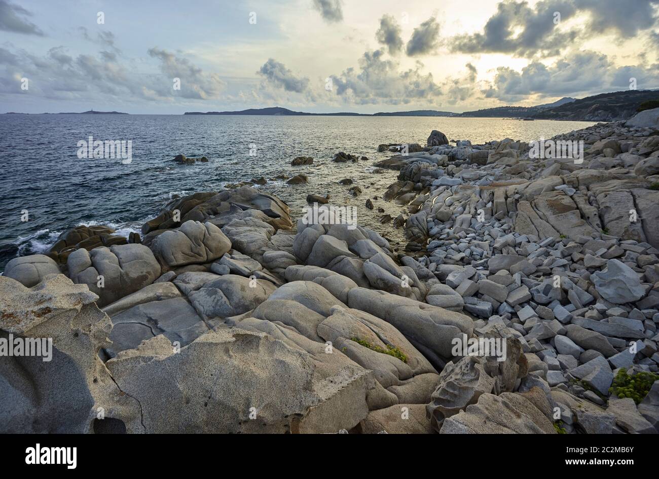 Schöne südliche Küste von Sardinien aus Steinen und Felsen, die einen natürlichen Konformation der absoluten landschaftlichen Auswirkungen bilden. Stockfoto