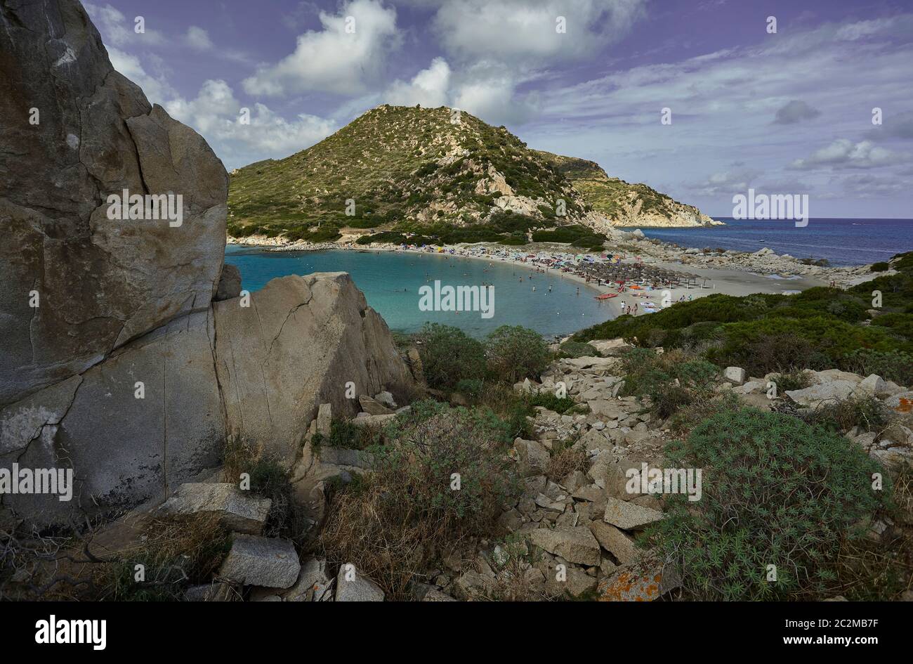 Wunderbare Aussicht auf die natürlichen Bucht von Punta Molentis im Süden von Sardinien von der Höhe des Berges gesehen neben dem Strand: eine natürliche Gleichheit Stockfoto