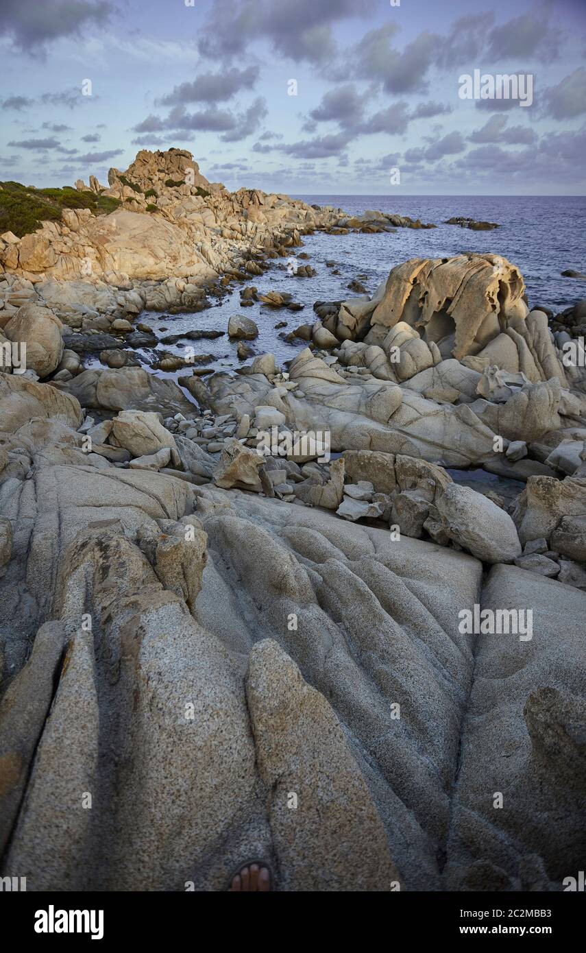 Schönen Klippe an der Südküste von Sardinien, von Granitfelsen durch das Meer und die Elemente gebildet. Vertikale erschossen. Stockfoto