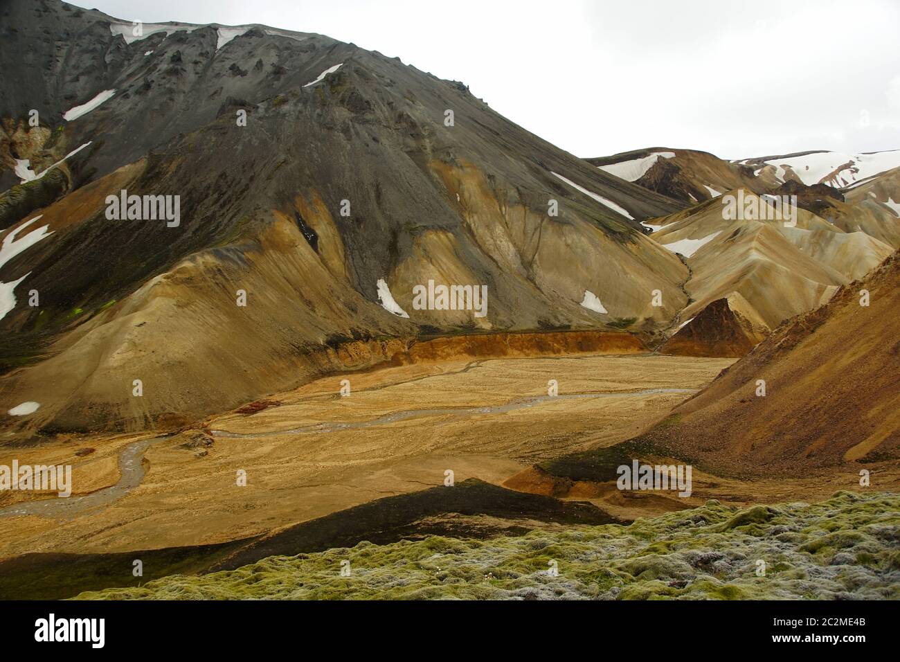 Wandern und Sommer isländischen Morgen in den farbigen Bergen Stockfoto