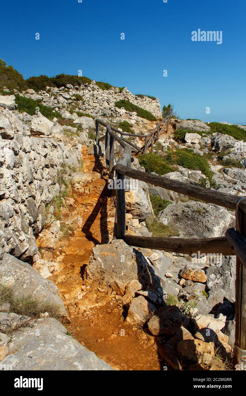 Coastal Path für Cipolliane Höhlen und Ciolo Brücke, Gagliano del Capo, Apulien, Italien Stockfoto