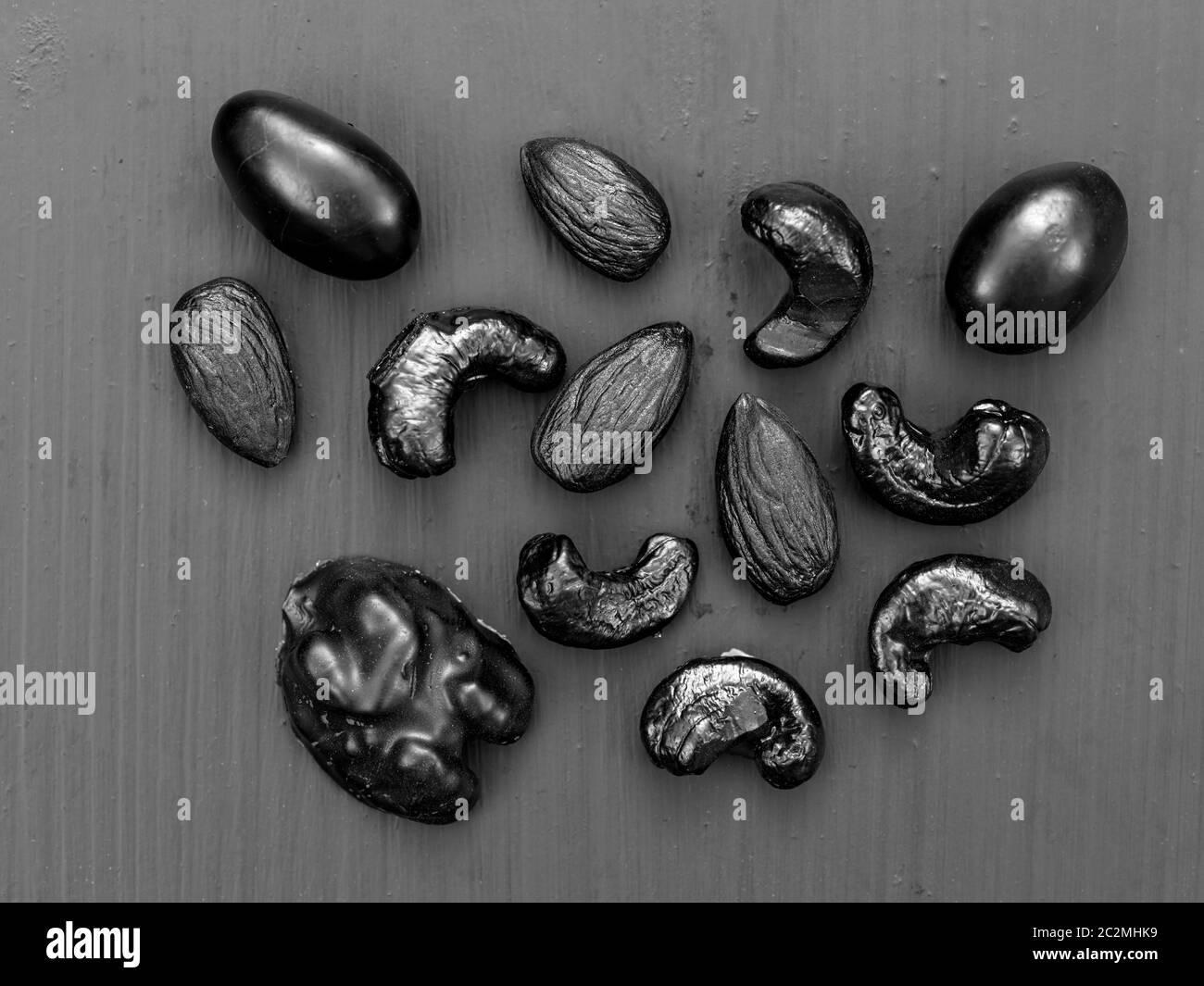 Schöne und moderne schwarze Weihnachtsplätzchen auf schwarzem Holz- Hintergrund Stockfoto
