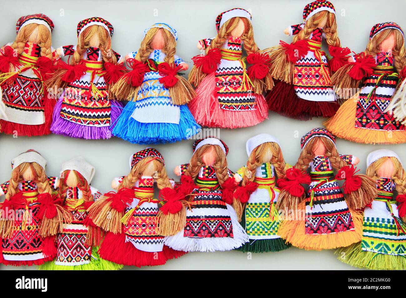 Die Rag dolls in den Markt. Reichhaltiges Sortiment an handgefertigten Stoffpuppen. Ukrainische Nationale Souvenirs Stockfoto