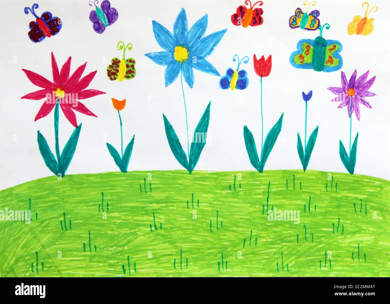Farbige Kinderzeichnung mit Schmetterlingen und Blumen auf der Wiese. Kinderzeichnung mit bunten Blumen Stockfoto
