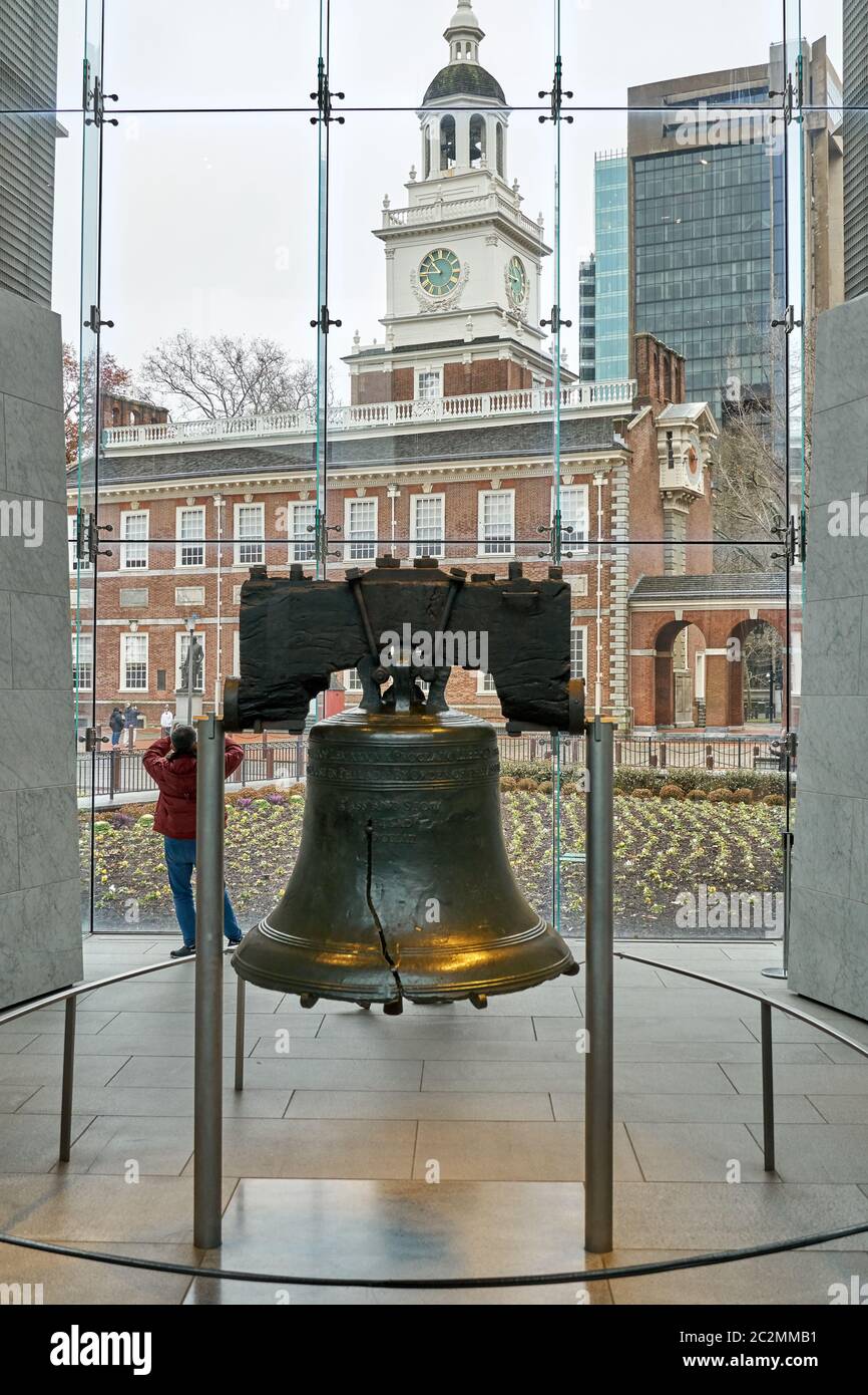 Philadelphia, USA - 14. Dezember 2019: Das Nahaufnahme-Bild der Liberty Bell. Die Liberty Bell, früher als State House Bell bezeichnet, ist ein ikonisches Symbol Stockfoto