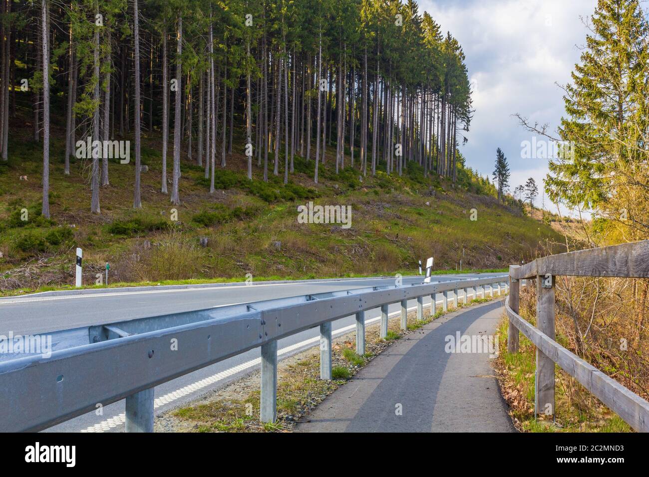 Eine kurvenreiche Straße durch den Nationalpark Harz, Niedersachsen, Deutschland. Die Region ist bei Motorradfahrern sehr beliebt. Stockfoto