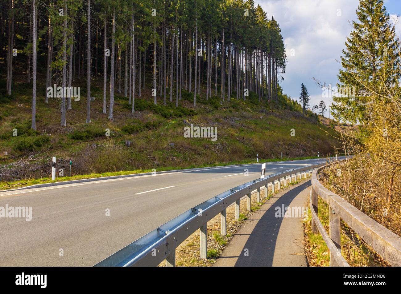 Eine kurvenreiche Straße durch den Nationalpark Harz, Niedersachsen, Deutschland. Die Region ist bei Motorradfahrern sehr beliebt. Stockfoto