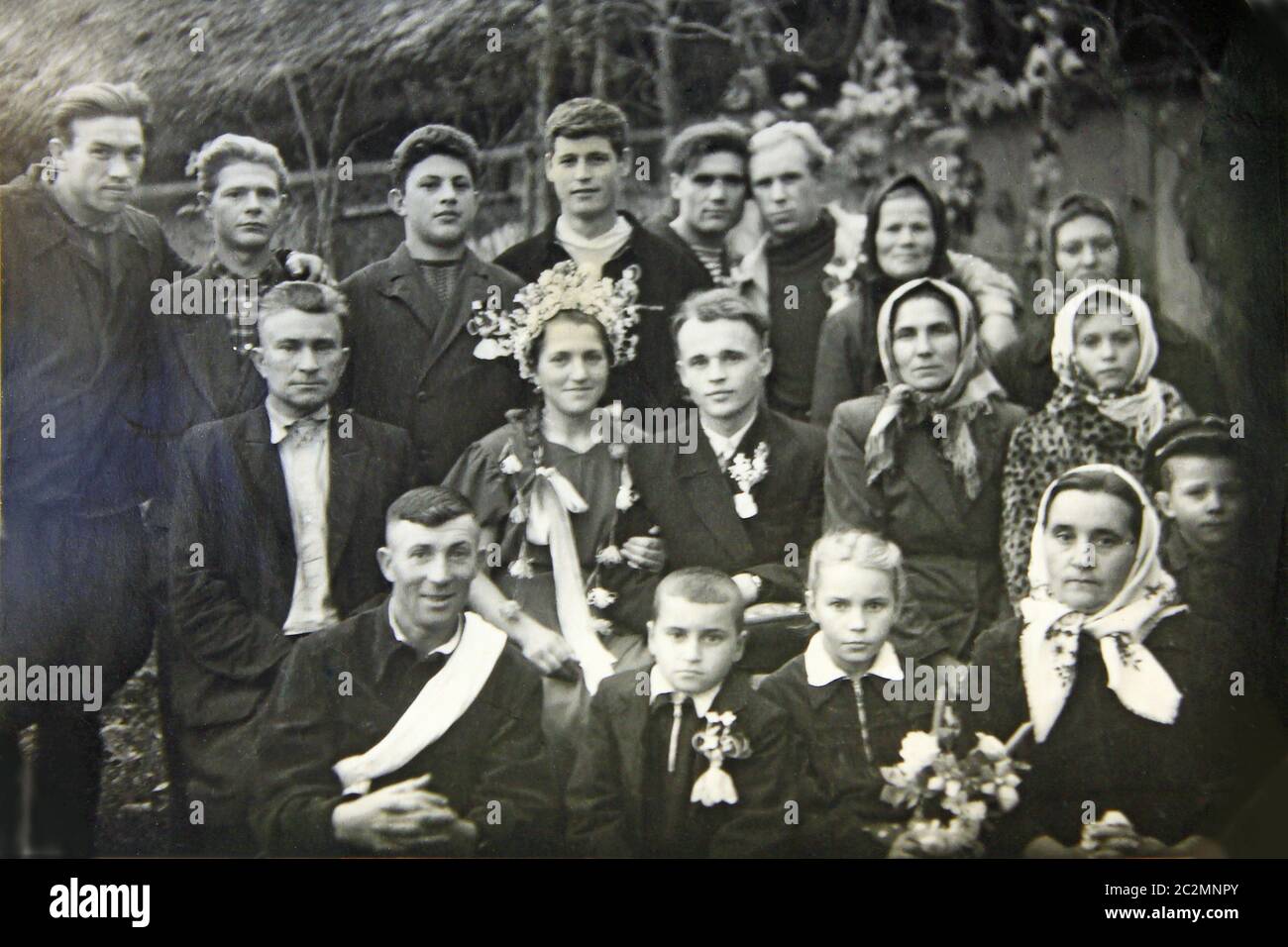 Vintage-Foto von Gruppe von Menschen auf Hochzeit. Schwarz-weiß alte Fotografie von Jungvermählten mit Peopl Stockfoto