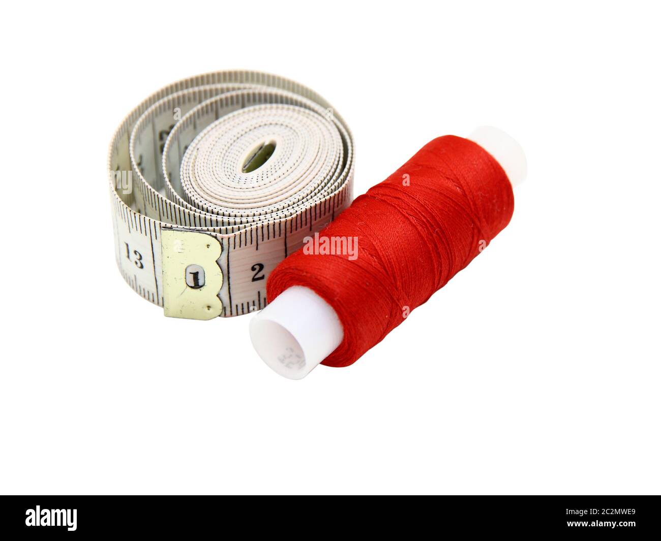 Die Spule eines roten Fadens mit Zentimeter Stockfoto