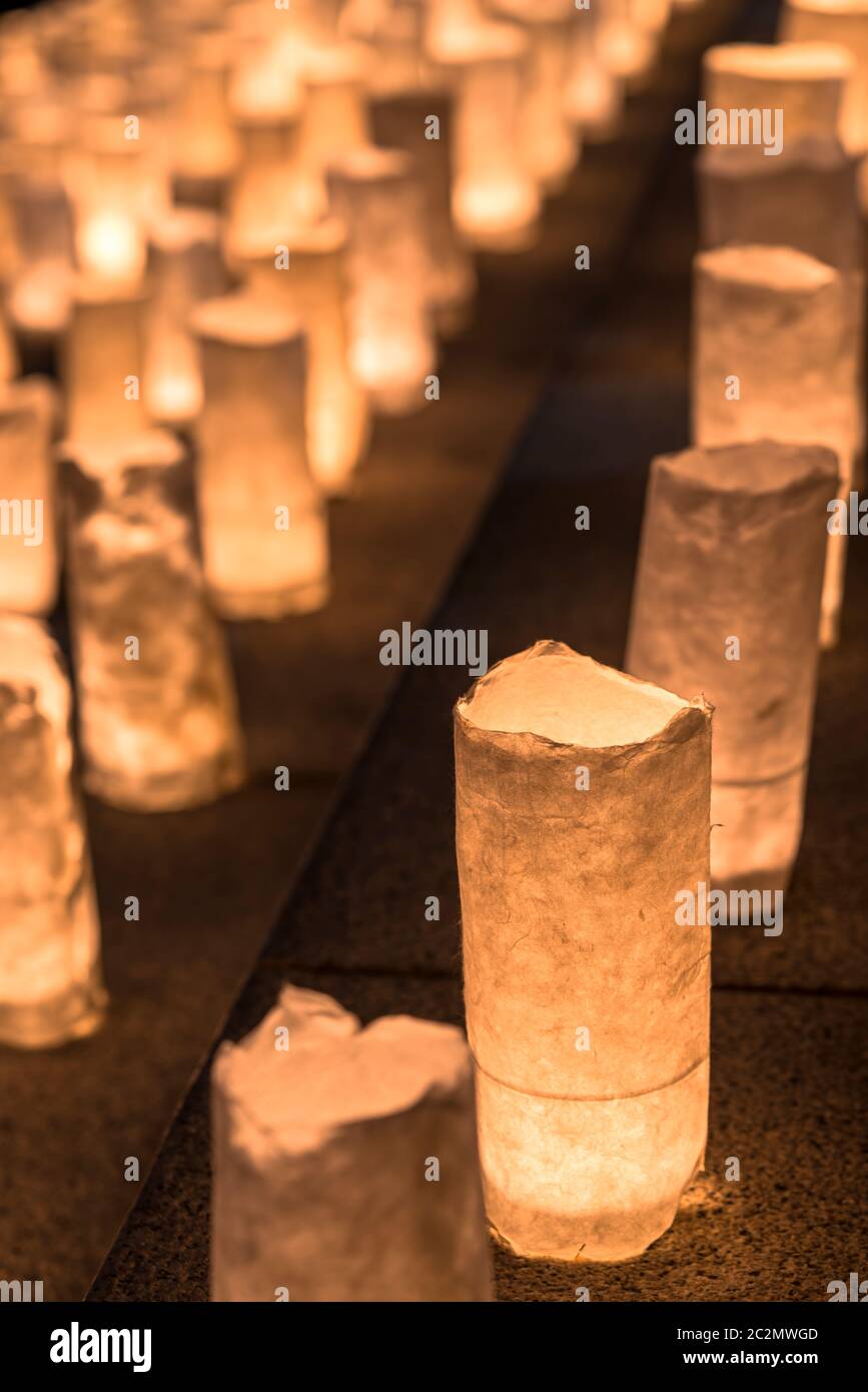 Handmade japanisches washi Papier Laternen beleuchtet die Steinstufen der Zojoji Tempel in der Nähe der Tokyo Tower während Tanabata am 7. Juli. Stockfoto