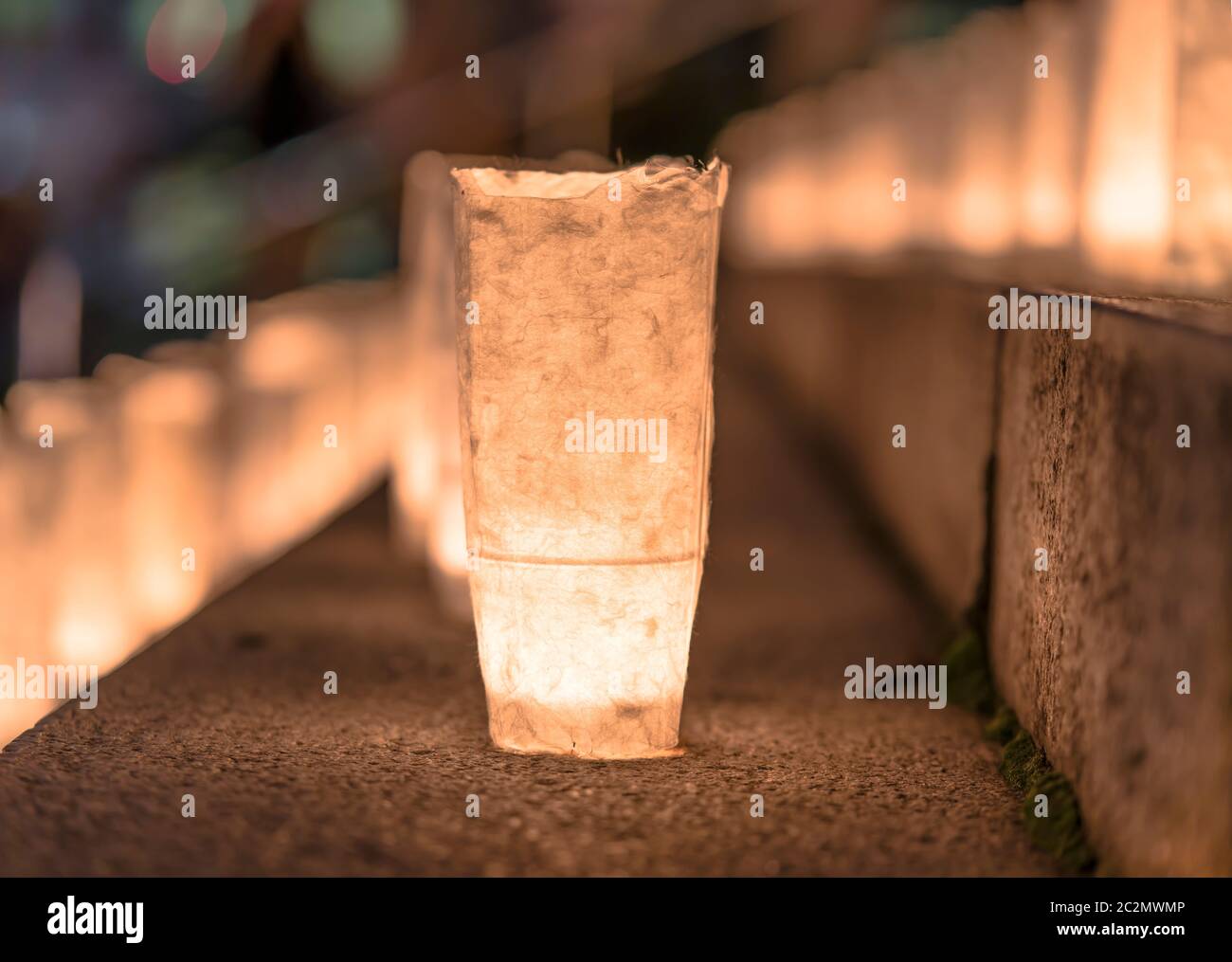 Handmade japanisches washi Papier Laternen beleuchtet die Steinstufen der Zojoji Tempel in der Nähe der Tokyo Tower während Tanabata am 7. Juli. Stockfoto