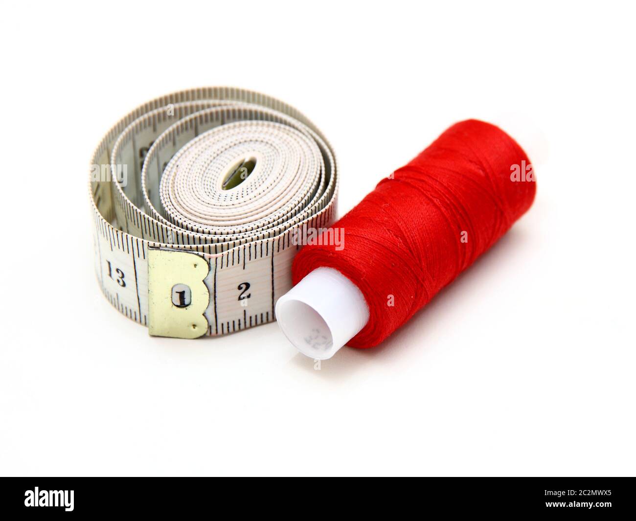 Die Spule eines roten Fadens mit Zentimeter Stockfoto