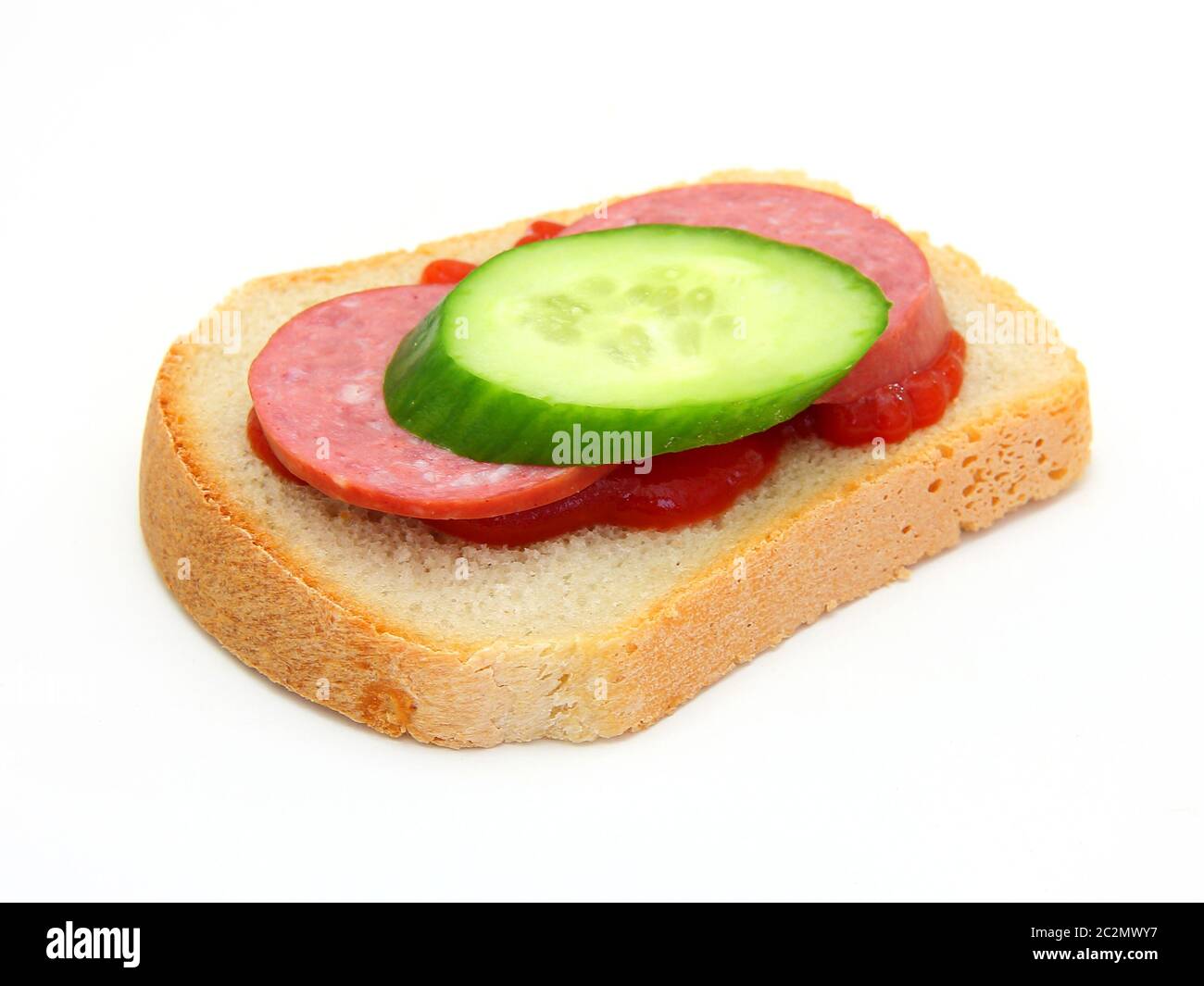 Sandwich mit Ketchup-Wurst und einer Gurke Stockfoto