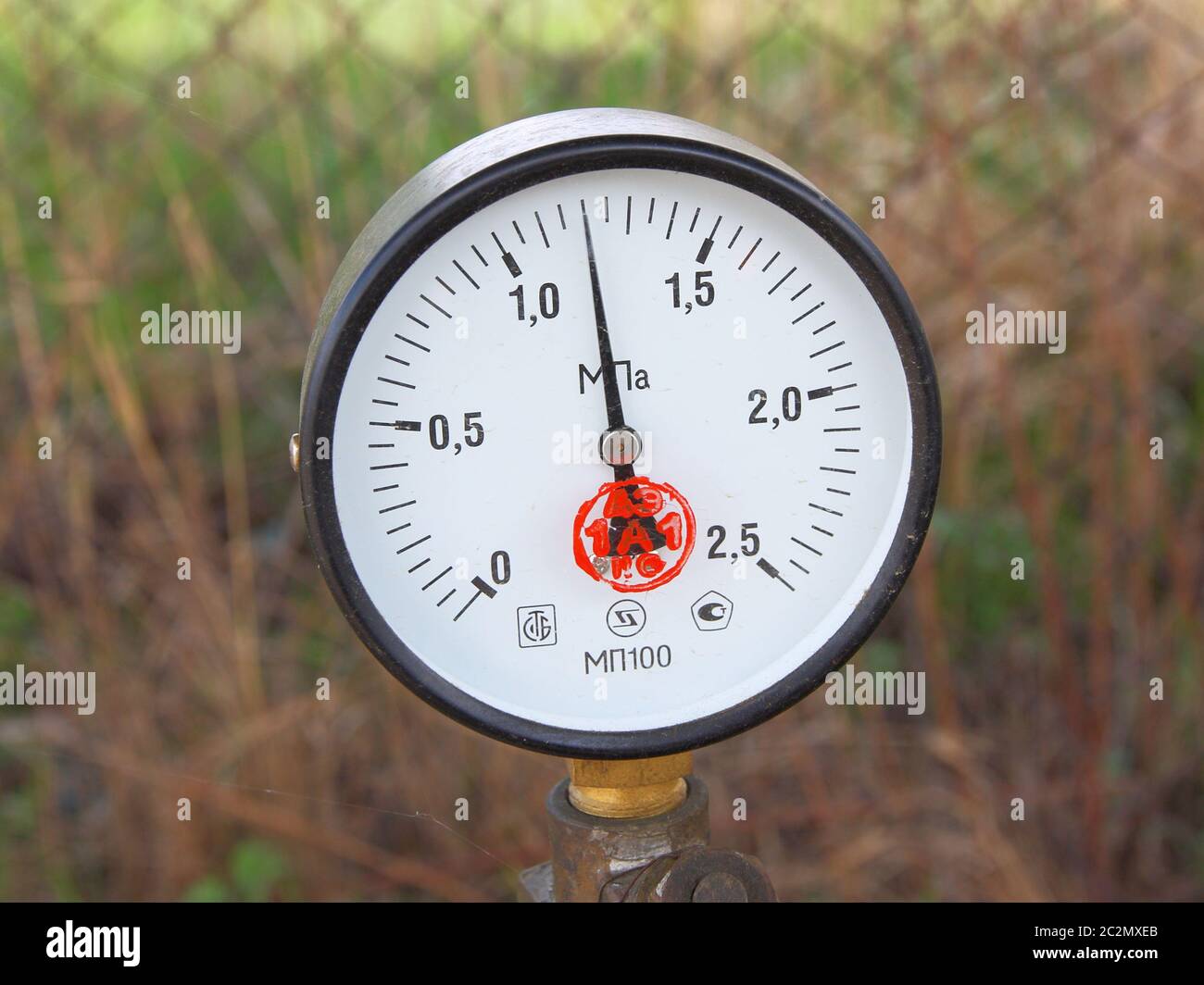 Tankuhr Manometer mit einem schwarzen Pfeil Stockfoto