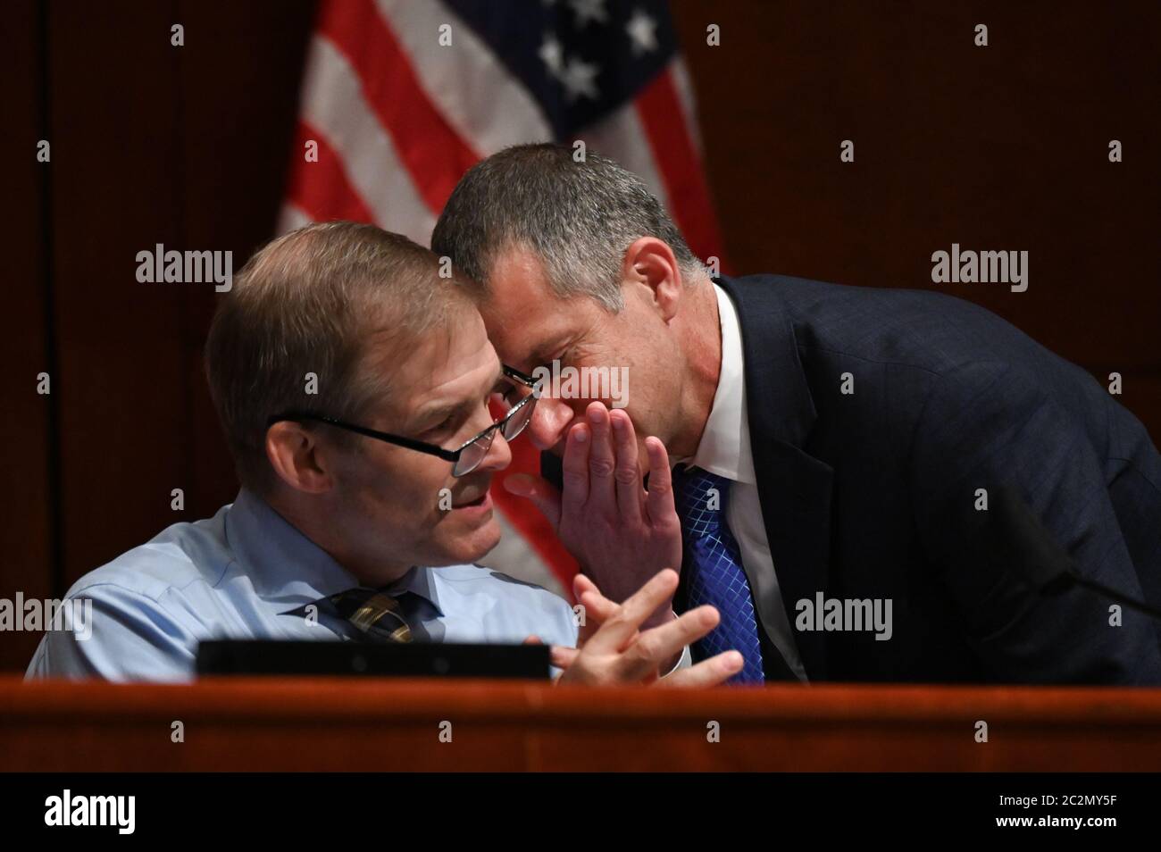 Der US-amerikanische Repräsentant Jim Jordan (Republikaner von Ohio), Mitglied des Rankings, US-Repräsentantenhauses, spricht mit dem republikanischen Anwalt Steve Castor während einer Aufschrift über H.R. 7120, den "Justice in Policing Act von 2020", in Washington, DC, USA, am Mittwoch, den 17. Juni 2020. Das Gesetz des Repräsentantenhauses würde es einfacher machen, Beamte zu verfolgen und zu verklagen und Bundesbeamte daran verbieten, Choke Holds zu verwenden, Rassenprofile zu sperren, "No-Knock"-Suchbefehle in Drogenfällen zu beenden, ein nationales Register für Polizeiverletzungen zu erstellen und lokale Polizeibehörden zu verlangen, die Bundesmittel erhalten, um Bias zu führen Stockfoto