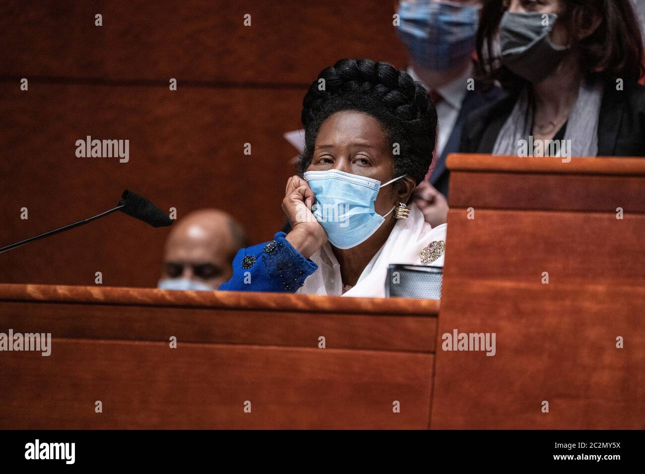 Washington, DC, USA. Juni 2020. Die US-Vertreterin Sheila Jackson Lee (Demokratin von Texas) hört während eines US-Justizausschusses auf den 7120. Juli 2020, den "Justice in Policing Act", im US-Kapitol in Washington, DC, USA, 17. Juni 2020. Der Tod von George Floyd in Polizeigewahrsam in Minneapolis hat globale Proteste ausgelöst und einen Aufruf zur Polizeireform ausgelöst.Quelle: Sarah Silbiger/Pool via CNP Quelle: dpa/Alamy Live News Stockfoto