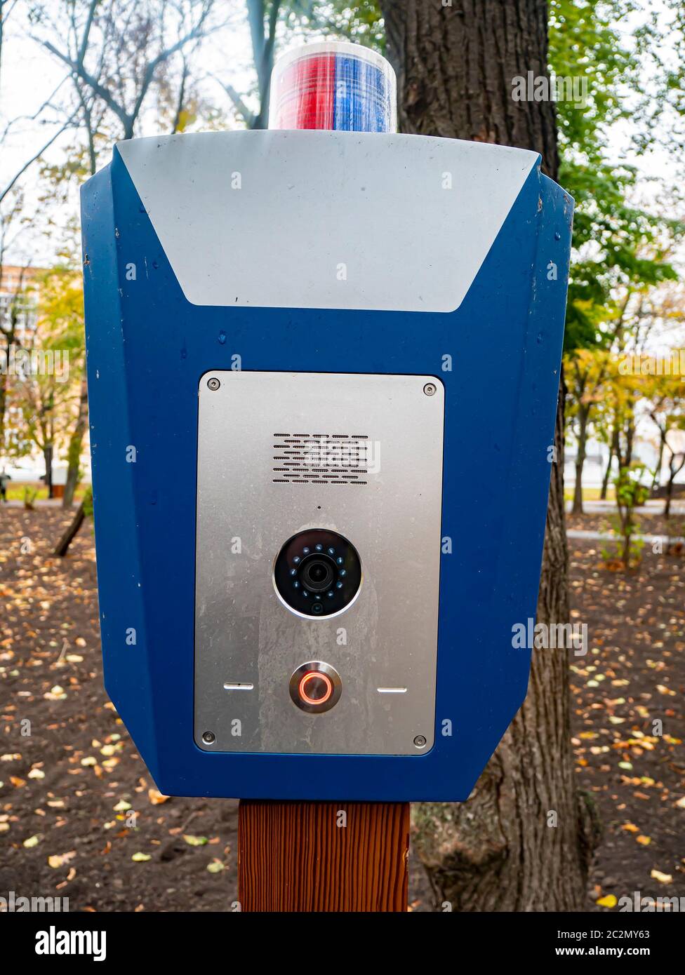 Polizei Notruf Taste in einem öffentlichen Park. Hilfe. SOS. Stockfoto