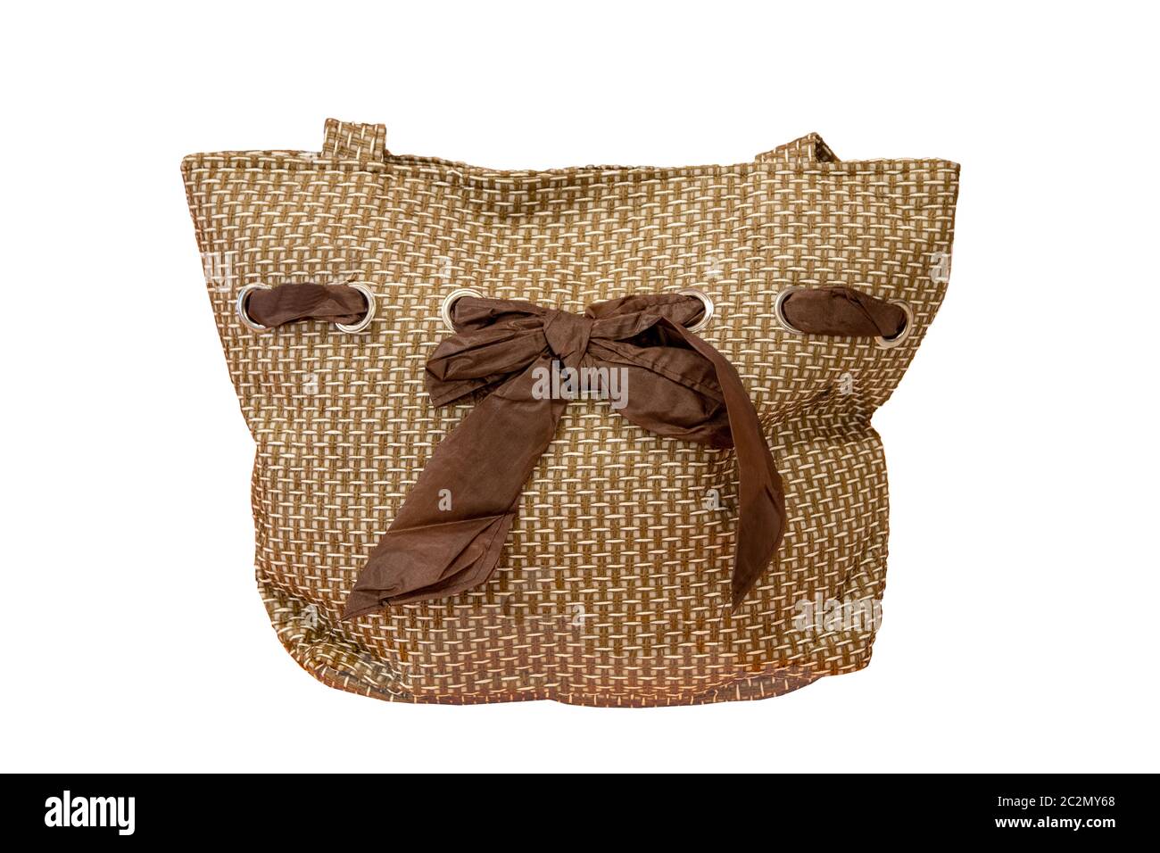 Strandtasche. Nahaufnahme einer hellbraunen Strandtasche mit einem braunen Schleife Band isoliert auf weißem Hintergrund. Konzept Reisen. Stockfoto