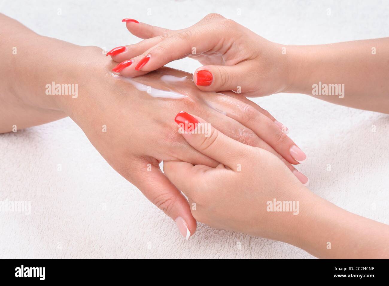 Beauty-Salon, Hände Massage mit Feuchtigkeitscreme Stockfoto