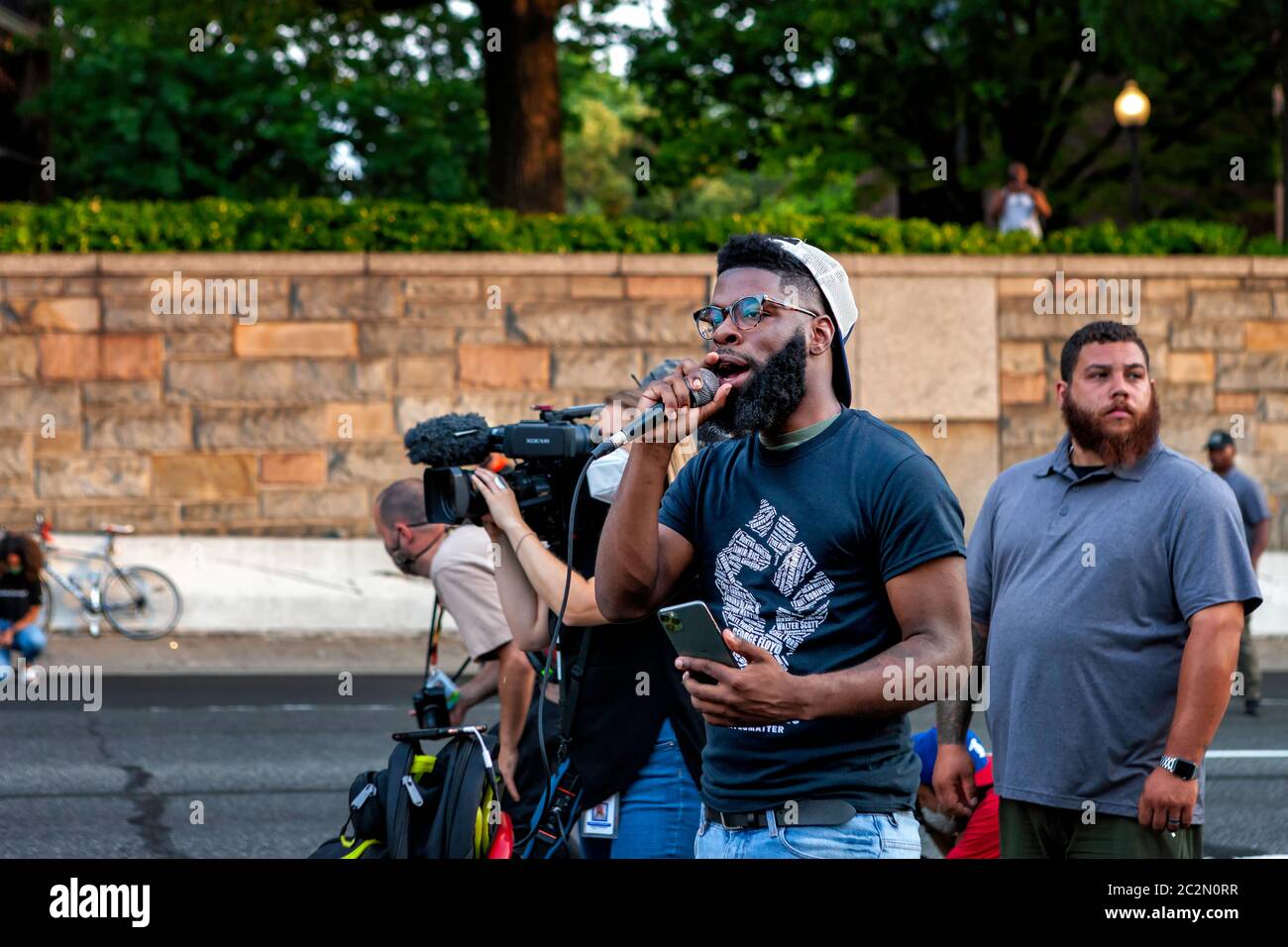 Sänger Kenny Sway singt "A Change is Gonna Come" vor Demonstranten gegen Polizeibrutalität auf der Interstate 395, Washington, DC, USA Stockfoto