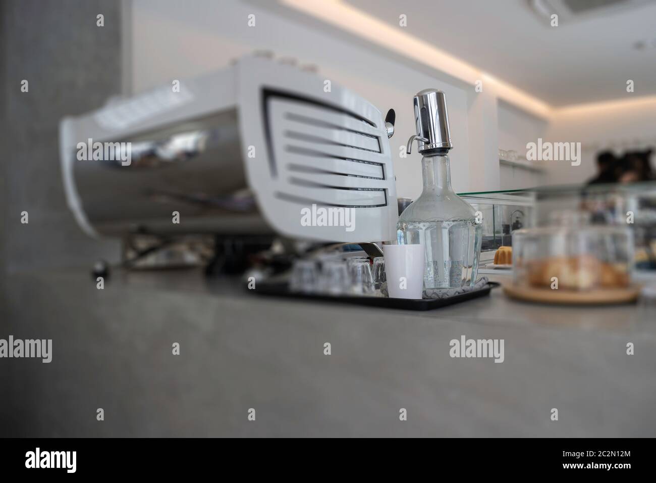 Whit Szene im Coffee Shop mit weißer, sauberer Atmosphäre, Stock-Foto Stockfoto