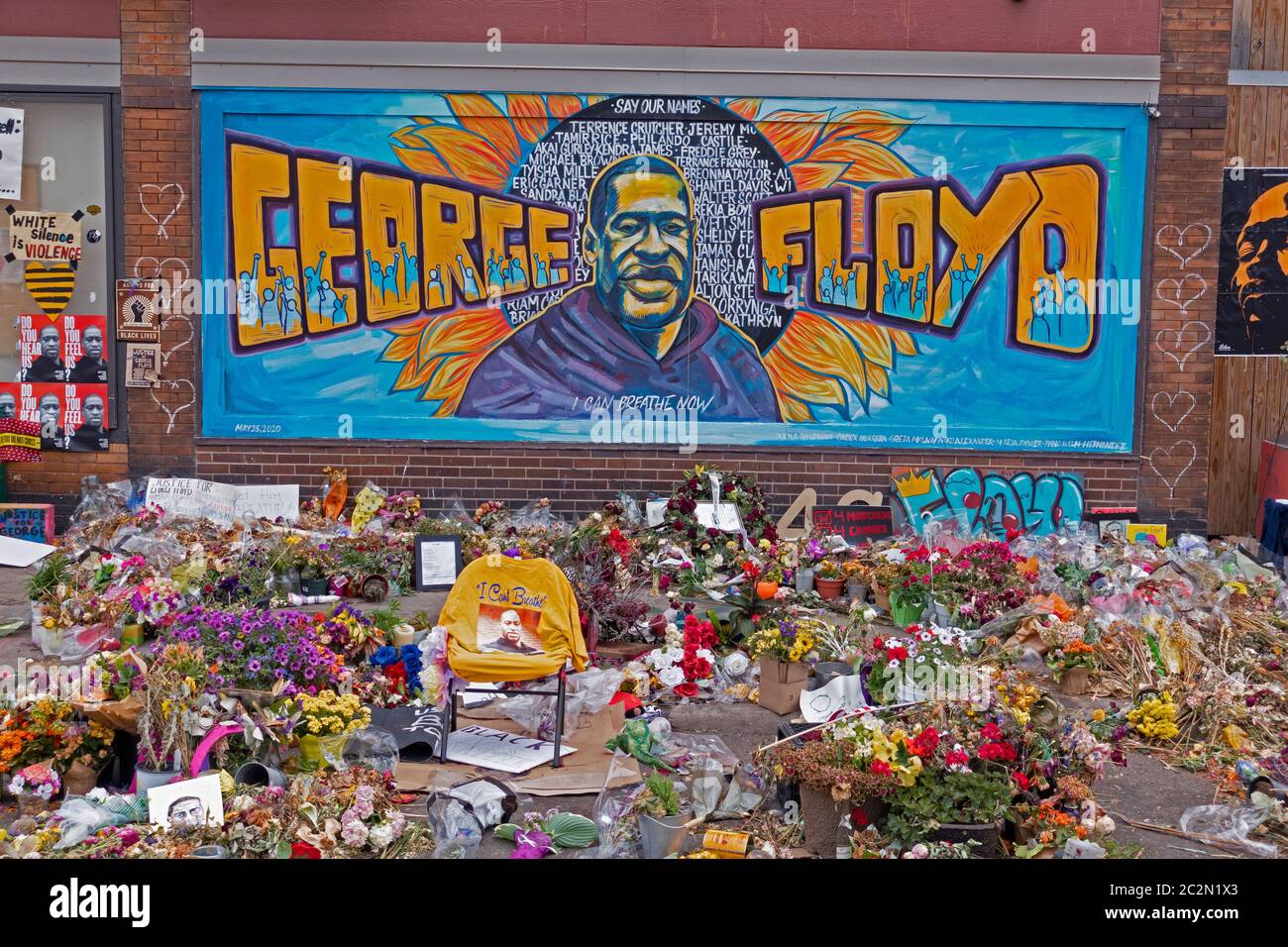 Künstlerisches Porträt von George Floyd über Cup Foods Lebensmittelgeschäft in 38. Und Chicago mit Blumen & Erinnerungsstücken zu Ehren seiner Erinnerung. Minneapolis Minnesota, USA Stockfoto