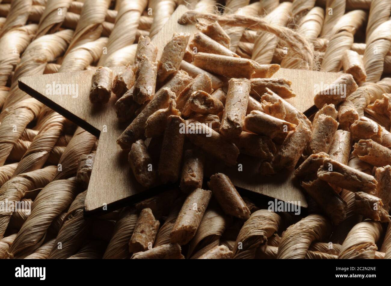 Pelletbrennstoffe mit weihnachtsstern Stockfoto