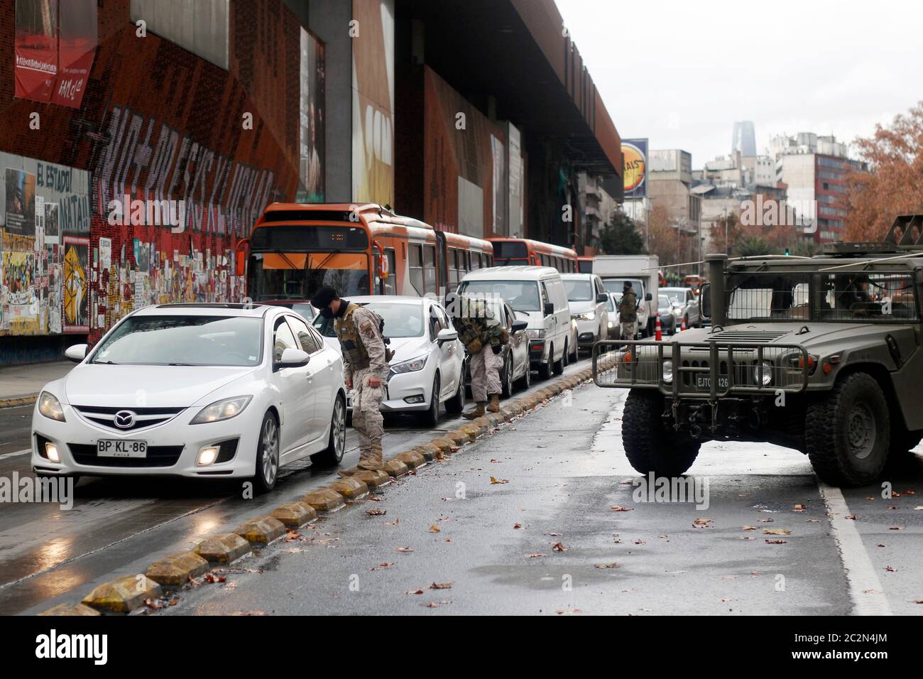 17. Juni 2020, Santiago, Chile: Mitglieder der Spezialeinsatzbrigade von Lautaro, ''''Schwarze Berets'', einer Eliteeinheit der chilenischen Armee, überwachen die Bürger inmitten der totalen Quarantäne, die die Regierung am 17. Juni in Santiago, Chile, zur Verhinderung der Ausbreitung von Covid-19 verordnet hat. 2020.der chilenische Kongress billigte am Mittwoch eine Norm, die Sanktionen gegen diejenigen verschärfen soll, die die sanitären Maßnahmen der Behörden während des Katastrophenzustandes verletzen, der diese Woche wegen der Schwere der Pandemie um weitere 90 Tage verlängert wurde. (Bild: © Sebastian Silva/ZUMA Wire) Stockfoto