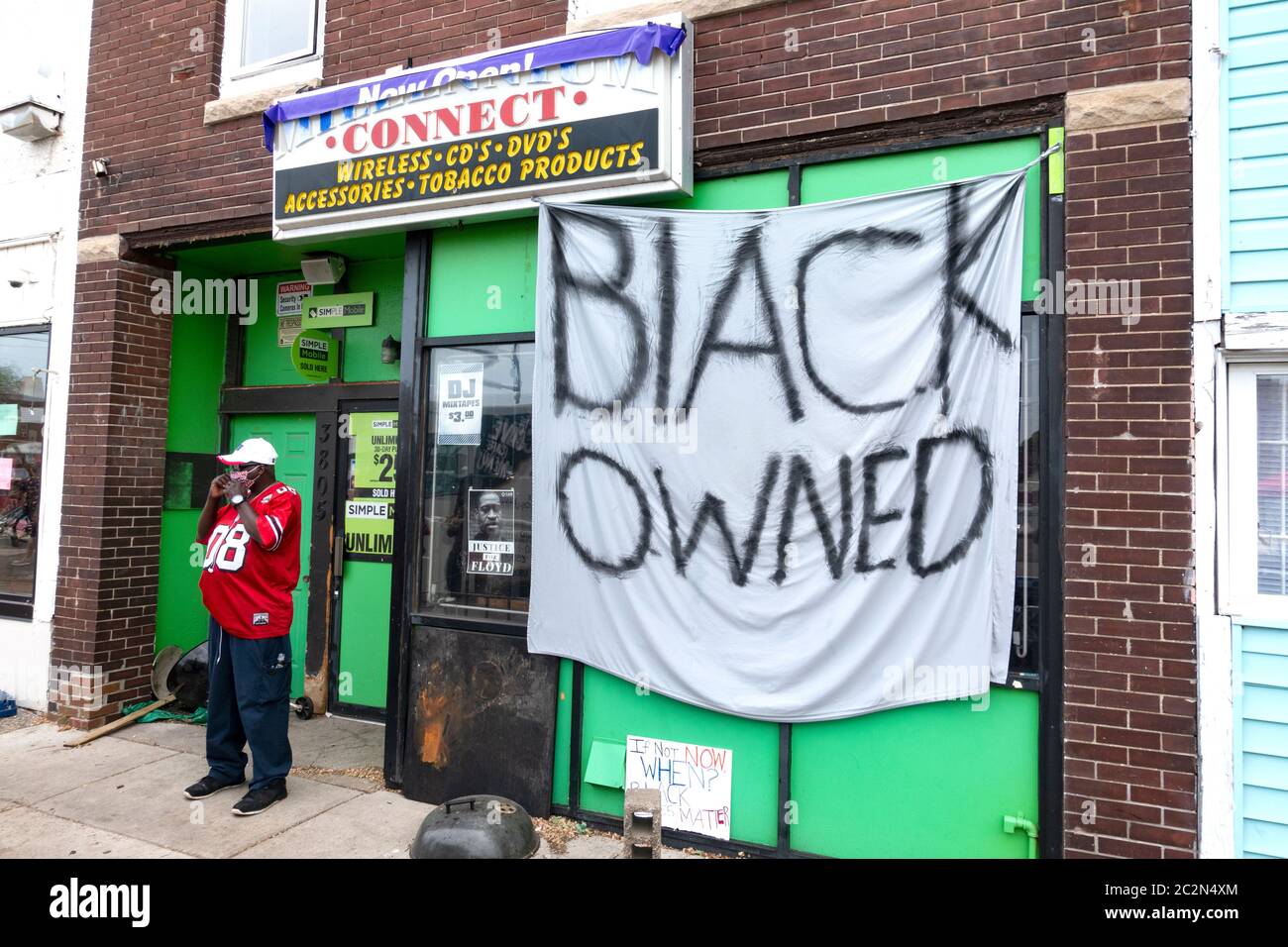 Großes Banner im Besitz von Schwarz, das Brandstifter und Plünderer bittet, sein Geschäft an der George Floyd Gedenkstätte zu umgehen. Minneapolis Minnesota, USA Stockfoto
