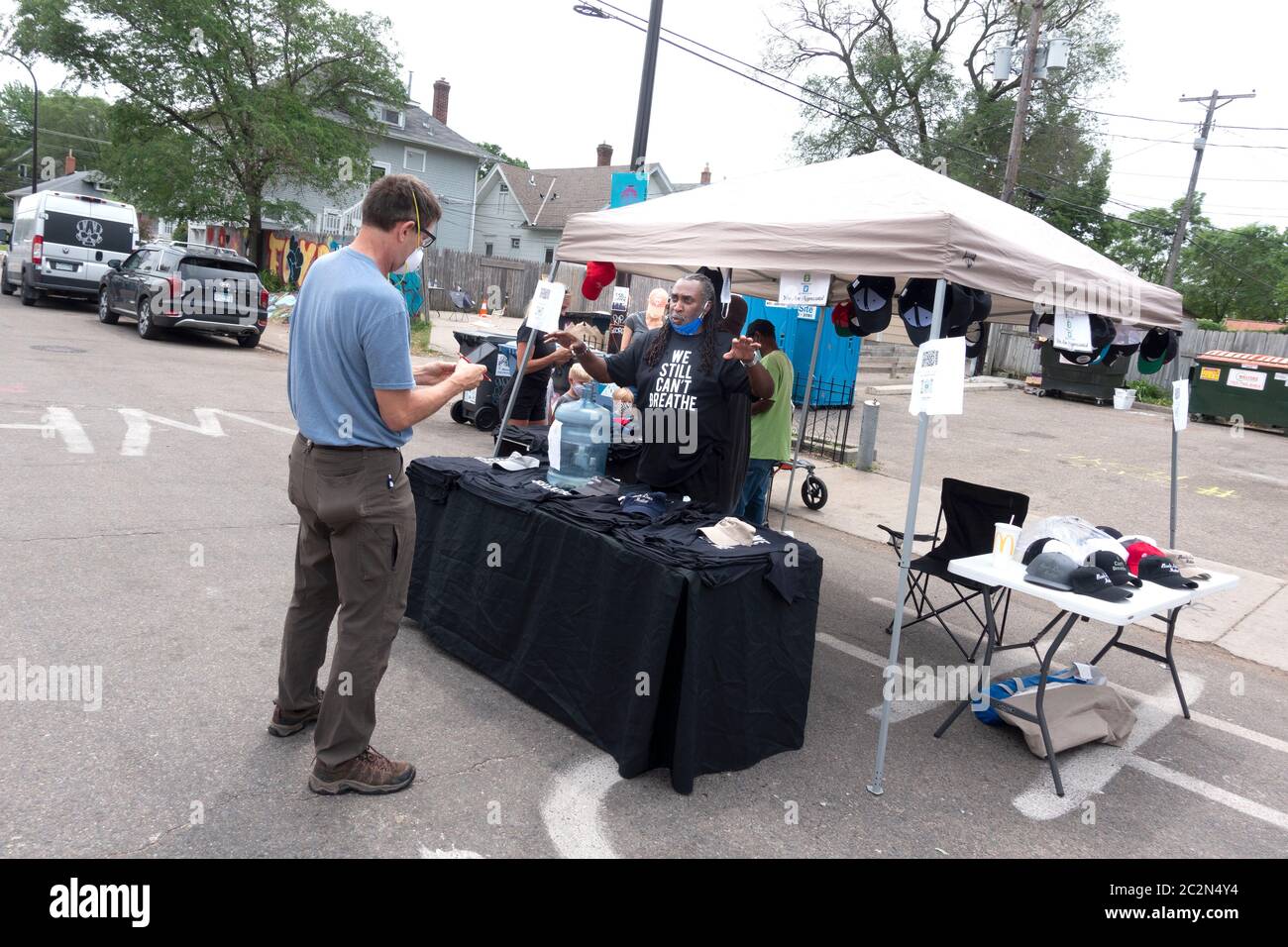 Stand auf 38. & Chicago-Site von George Floyd Tod, der Weisheit ausgibt und "Wir können immer noch nicht atmen"-Shirts verkauft. Minneapolis Minnesota, USA Stockfoto