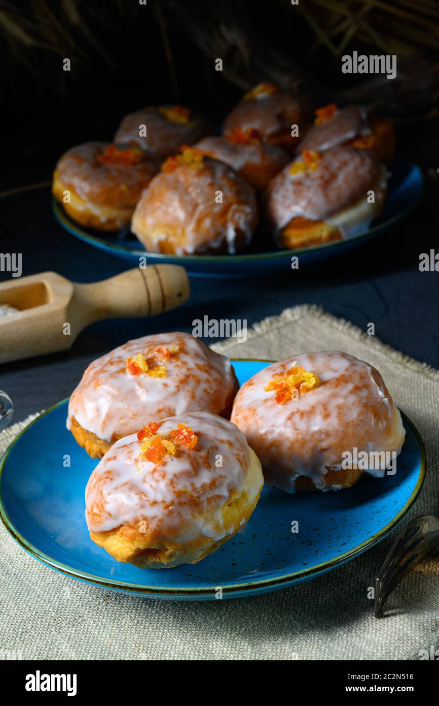 Feine Berliner Donuts mit Marmelade Füllung und Vereisung Stockfoto