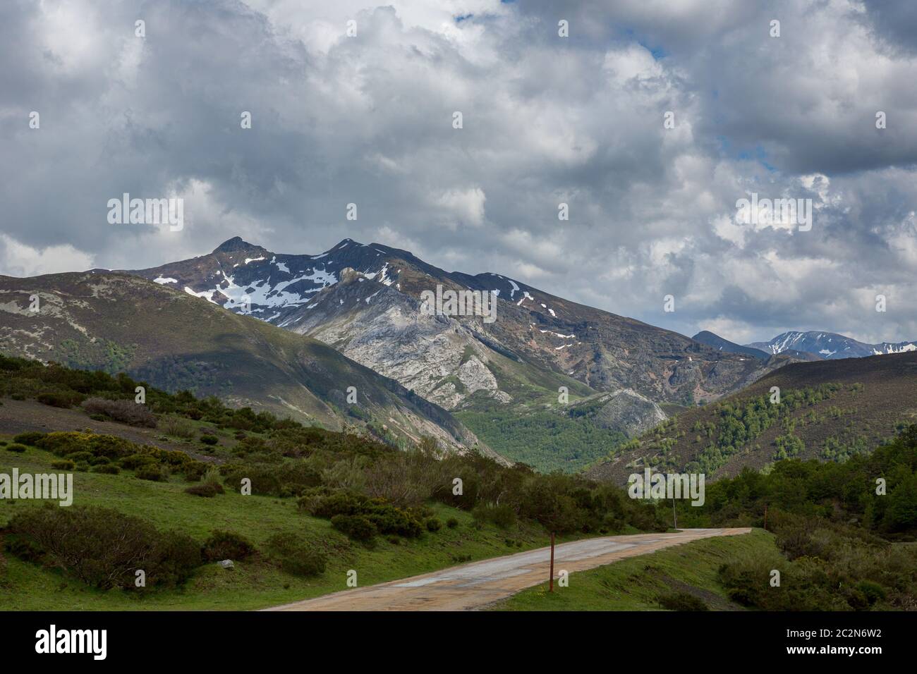Bergwelt im Nationalpark Picos de Europa, Spanien, Asturien. Schnee auf den Gipfeln. Stockfoto