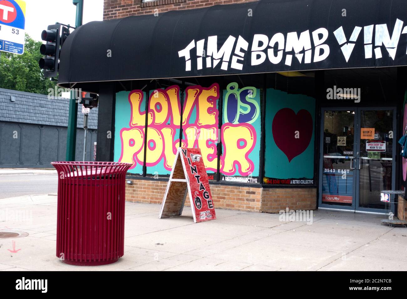 Love is Power Grafik auf Fenstern der Zeit Bomb Vintage Antiquitätengeschäft zu zahlen Respekt für Leben und Tod von George Floyd. Minneapolis Minnesota, USA Stockfoto