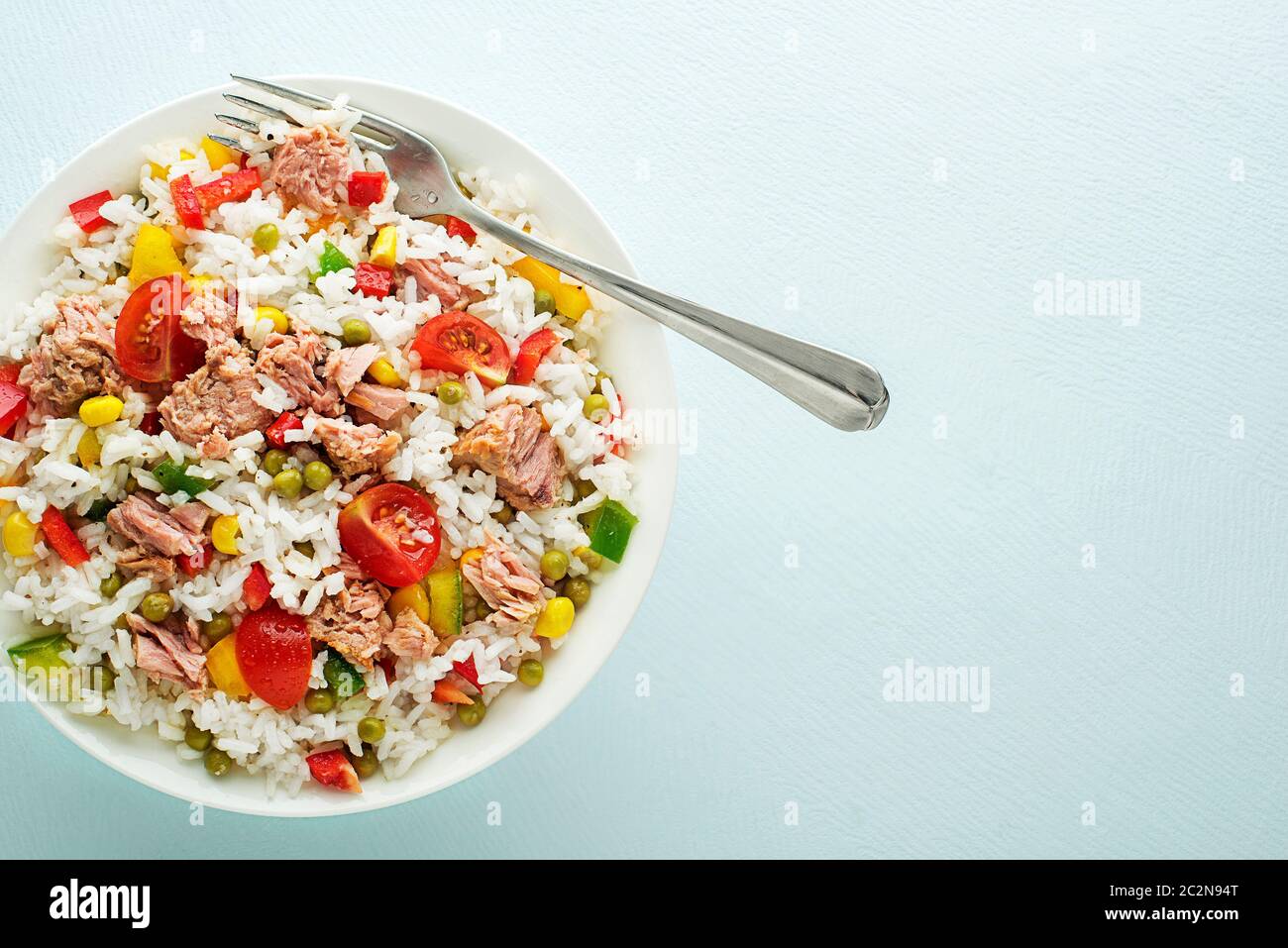 Frischer Reissalat mit Thunfisch und Gemüse in einer Schüssel-Nahaufnahme Stockfoto