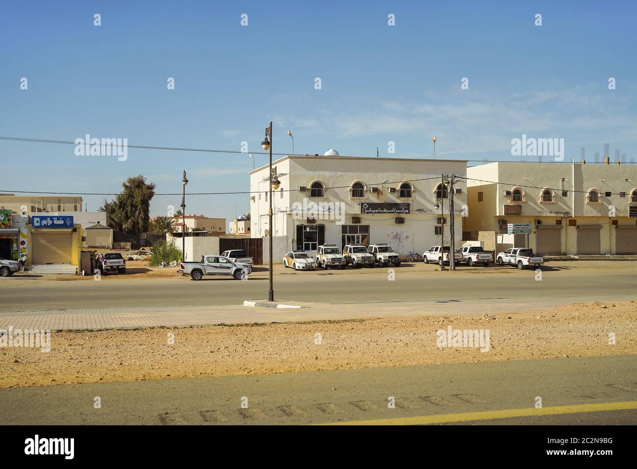 Sakakah / Saudi-Arabien - 20. Januar 2020: Polizeiwache mit Polizeifahrzeugen, die vor der Straßenfassade abgestellt sind Stockfoto