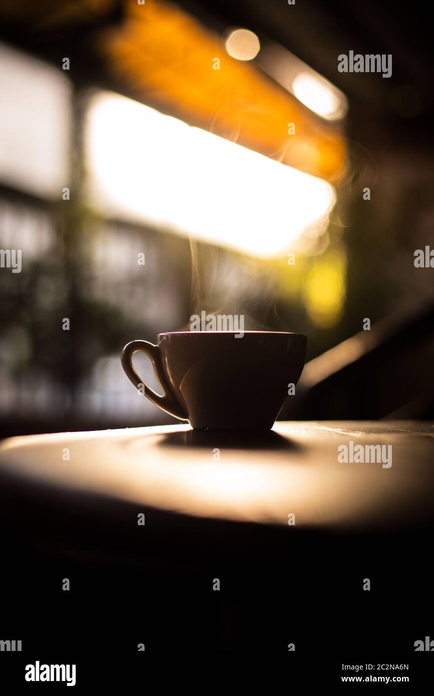 Bild einer dampfenden Tasse Kaffee in der Sonne, mit einer geringen Tiefenschärfe. Stockfoto