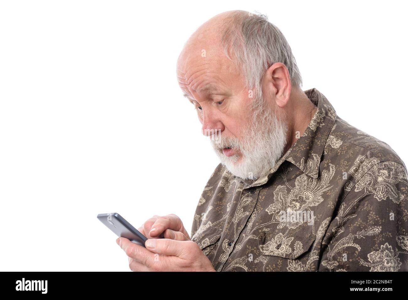 Senior Mann tippen oder wählen mit mobilen Smartphone, isoliert auf weiß Stockfoto