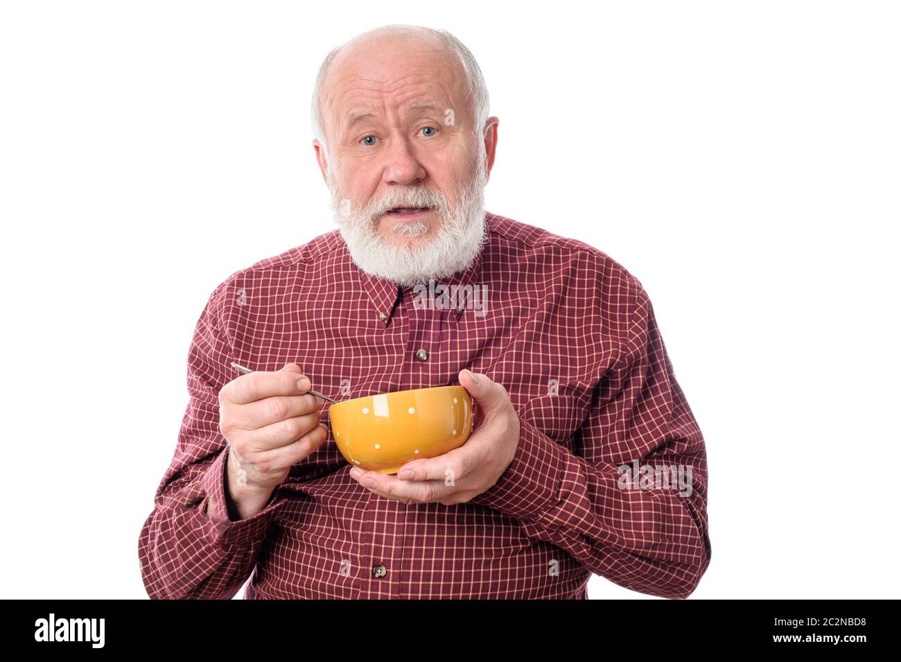Älterer Mann, der aus der oragne Schale isst, isoliert auf Weiß Stockfoto