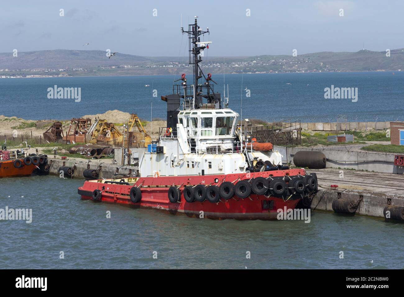 Orange Rettungs- oder Coast Guard patrol Boot im blauen Meer Wasser Stockfoto