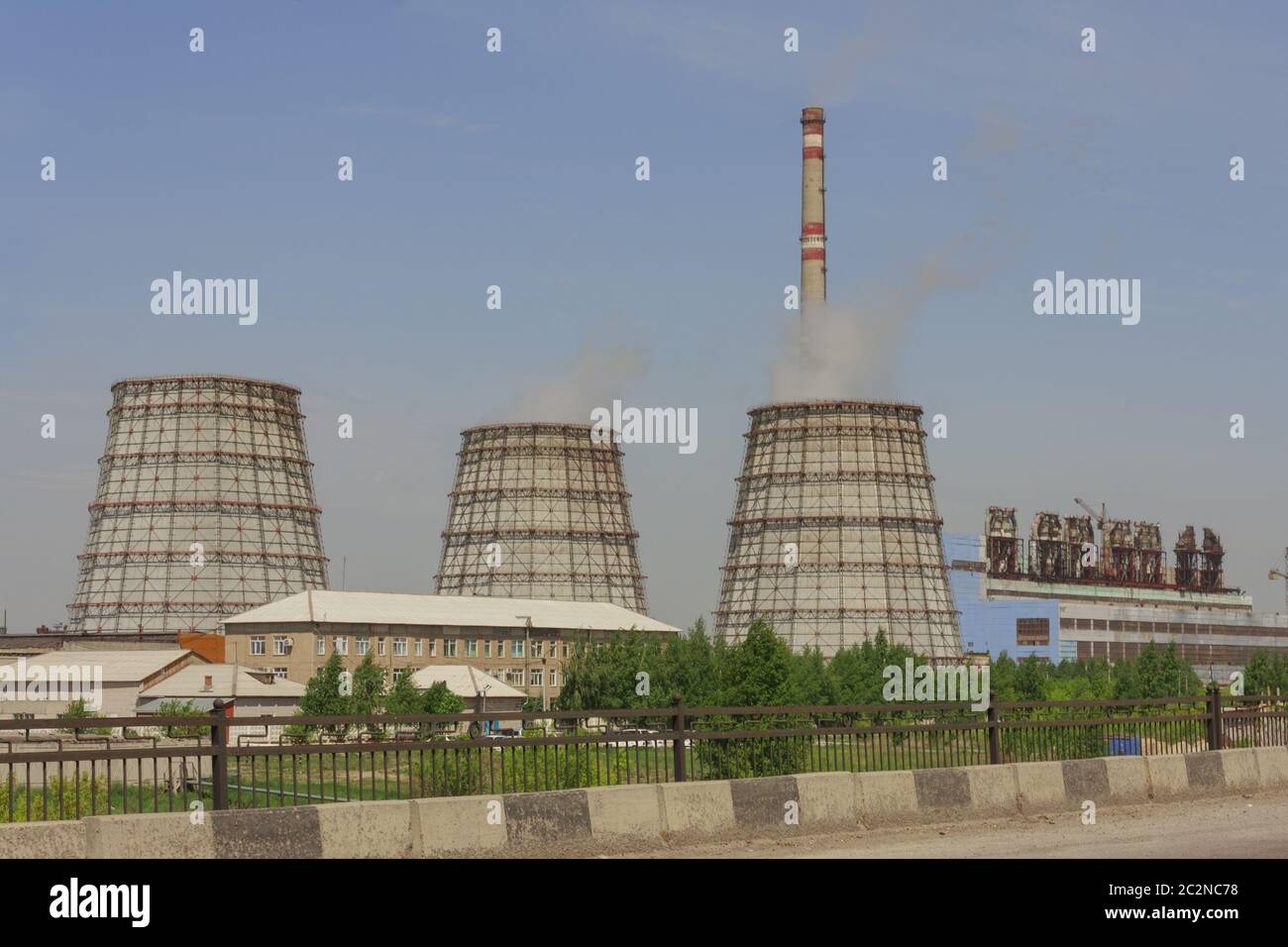 Kraft-wärme-Kopplung die industrielle Landschaft. Blick auf das Kraftwerk kommt Rauch aus Rohren Stockfoto