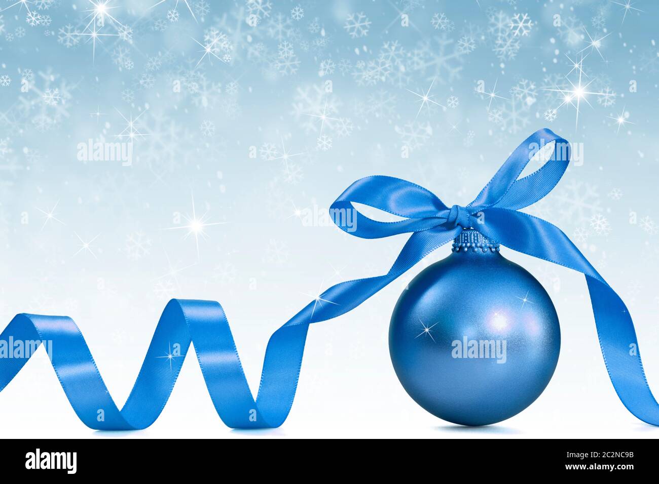 weihnachtshintergrund mit blauer Kugel und Schleife Stockfoto