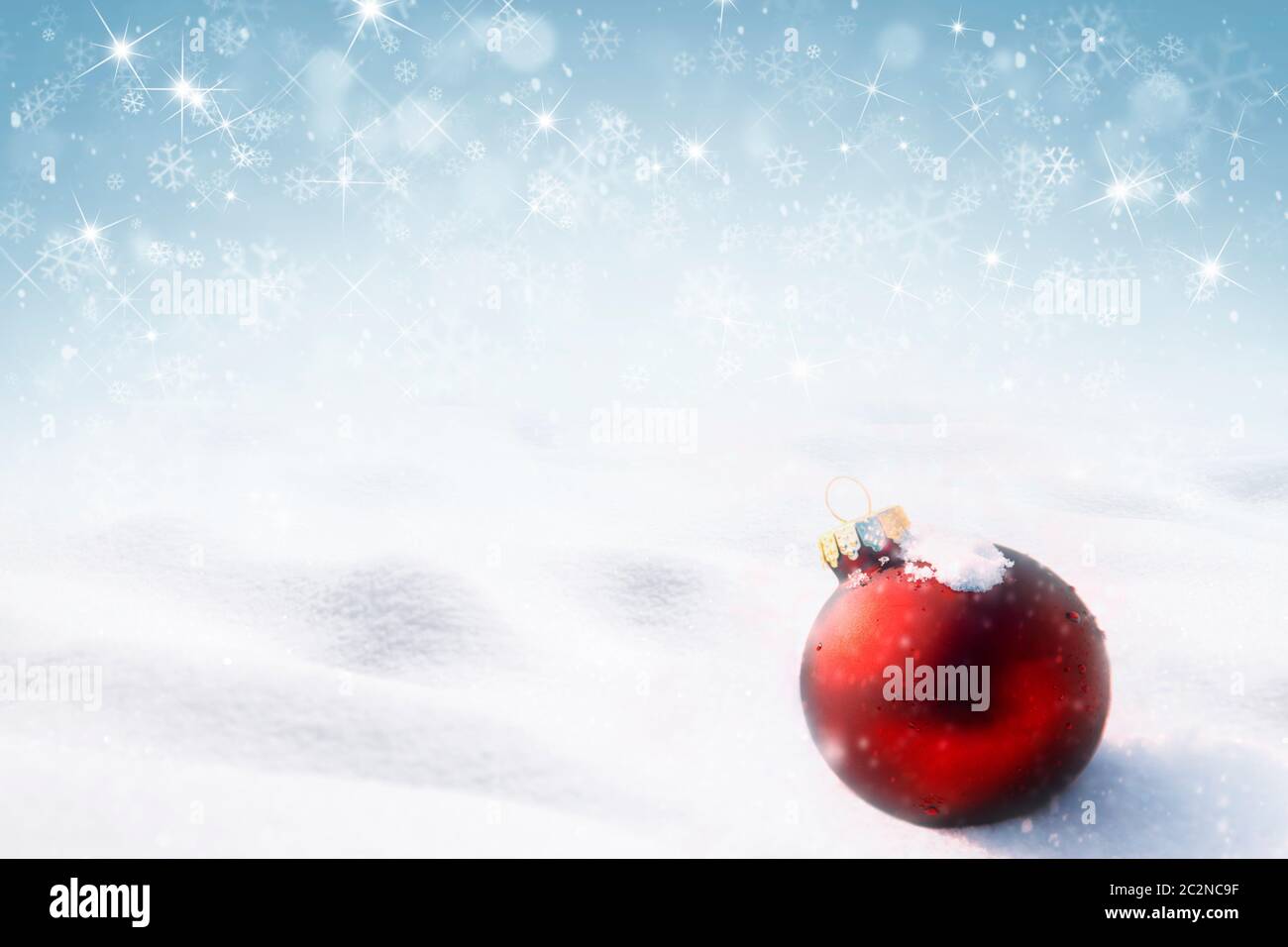 weihnachtshintergrund mit Ball und verschneiten Himmel Stockfoto